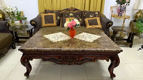 طقم كنب مع الطاولات للبيع بسعر مغري