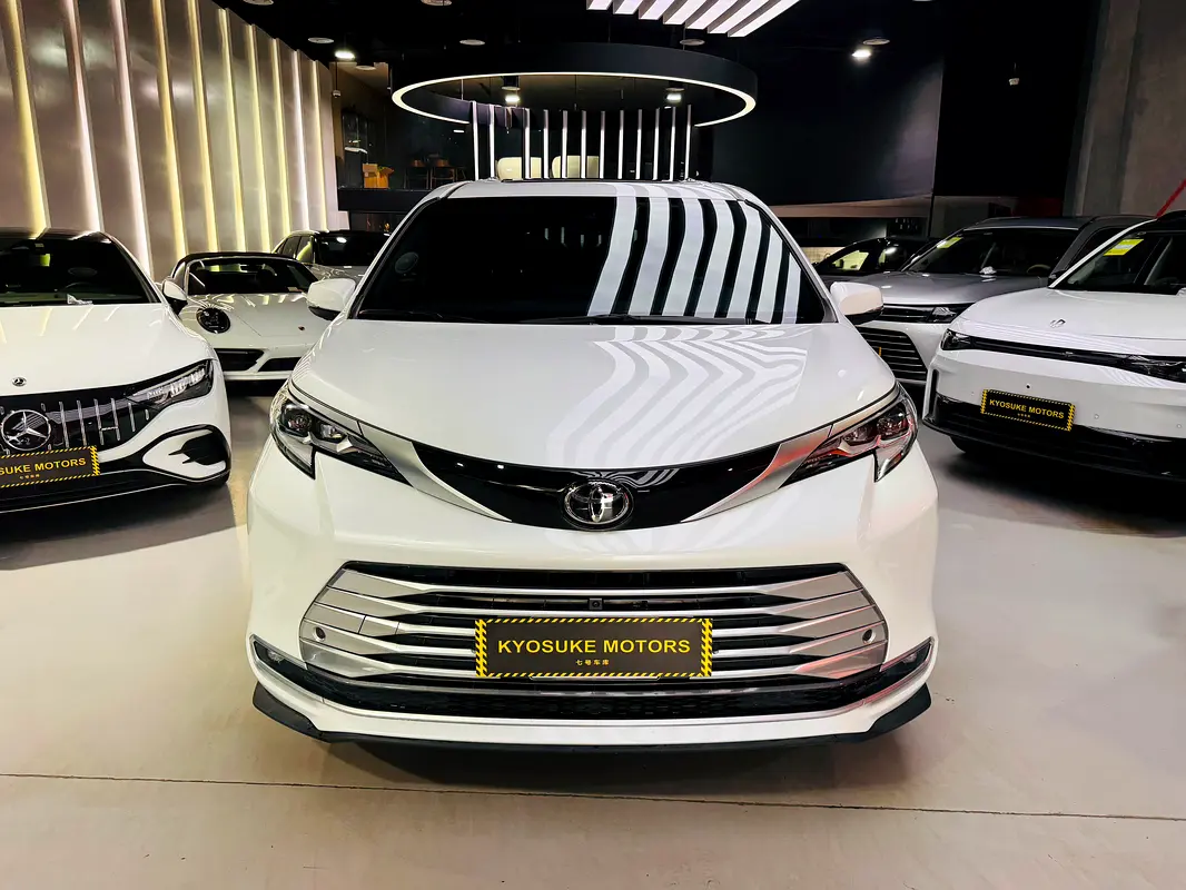 Toyota Sienna 2025 — photo 1 of 20