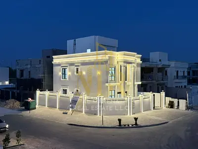 فيلا زاوية للبيع في عجمان طابقين وروف تقع على شارعين مع ارتداد كبير في موقع سكني مميز وقريب من المسجد مما يوفر خصوصية عالية وراحة للسكن العائلي. تبل