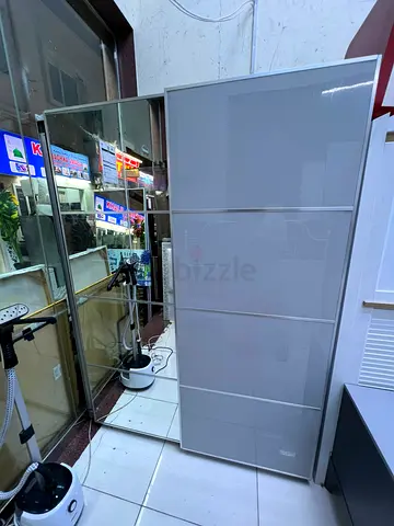 Modern Sliding Door Wardrobe with Mirror