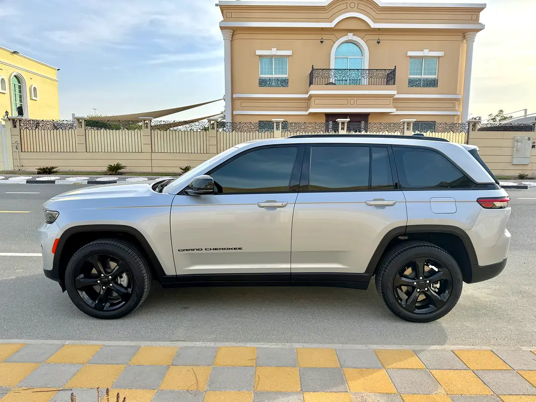 Jeep Grand Cherokee 2023 — photo 1 of 12