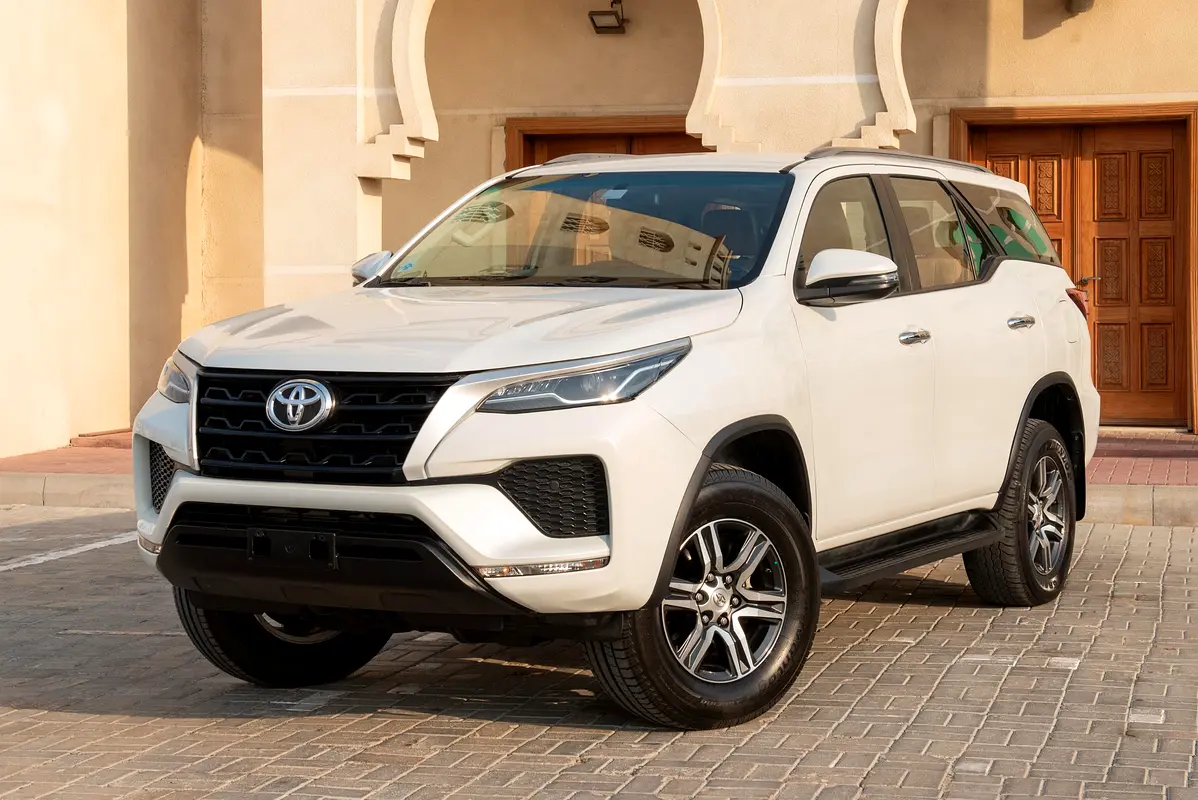 Toyota Fortuner 2023 — photo 1 of 20