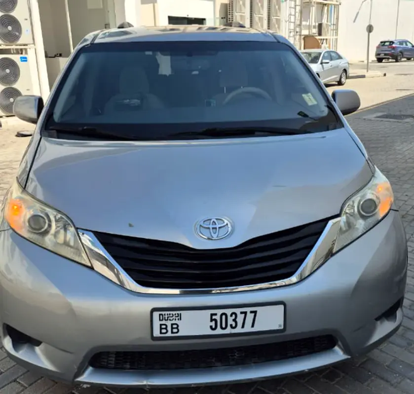 Toyota Sienna 2011 — photo 1 of 7