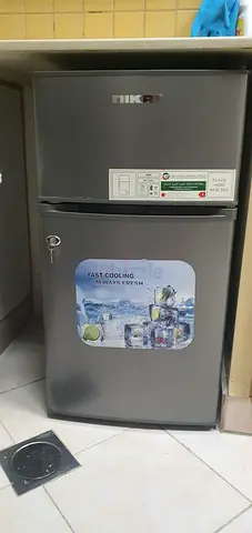 Small single-door fridge in good working condition - 90L (silver)