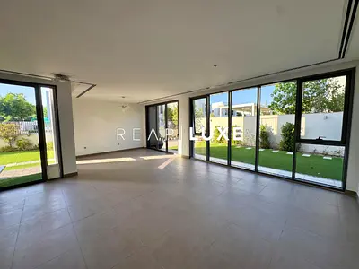 Vacant | End Unit | Keys in Hand