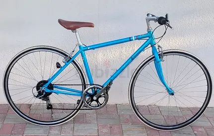 Well-kept light blue hybrid/road bike, 7-speed, comfortable saddle