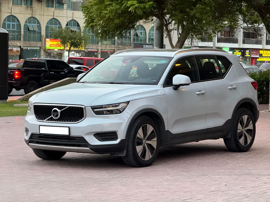Volvo XC40 2022 — photo 1 of 16
