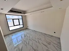With modern finishes, a card entry system, central air conditioning, and two bathrooms in a master b