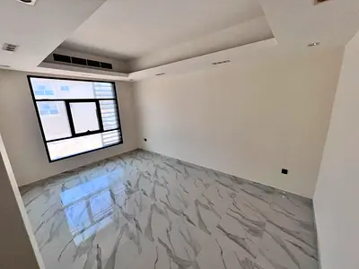 With modern finishes, a card entry system, central air conditioning, and two bathrooms in a master bedroom, at an attractive and reasonable price.