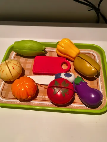 Vegetable cutting toy set