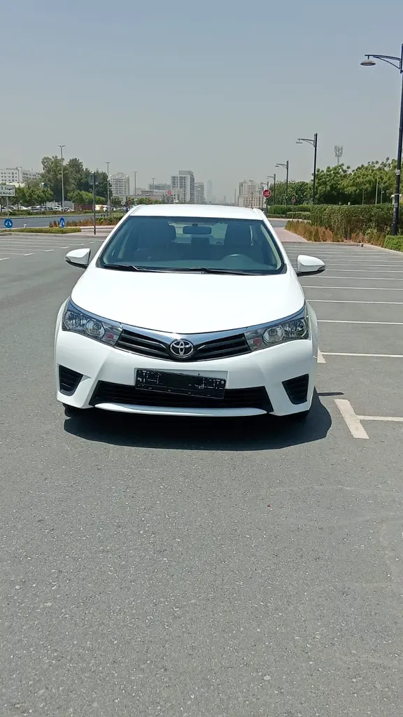Toyota Corolla 2015 — photo 1 of 19