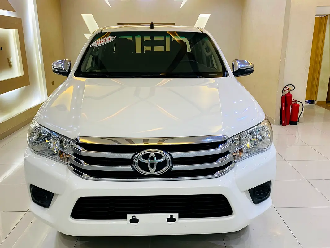 Toyota Hilux 2024 — photo 1 of 15