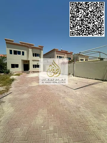فيلا للإيجار السنوي في الجرف 2  . تتكون الفيلا من طابقين  تضم 5 غرف نوم وصالة كبيرة، منها 4 غرف ماستر  الفيلا تحتوي على  3 مواقف سيارات داخلية و3