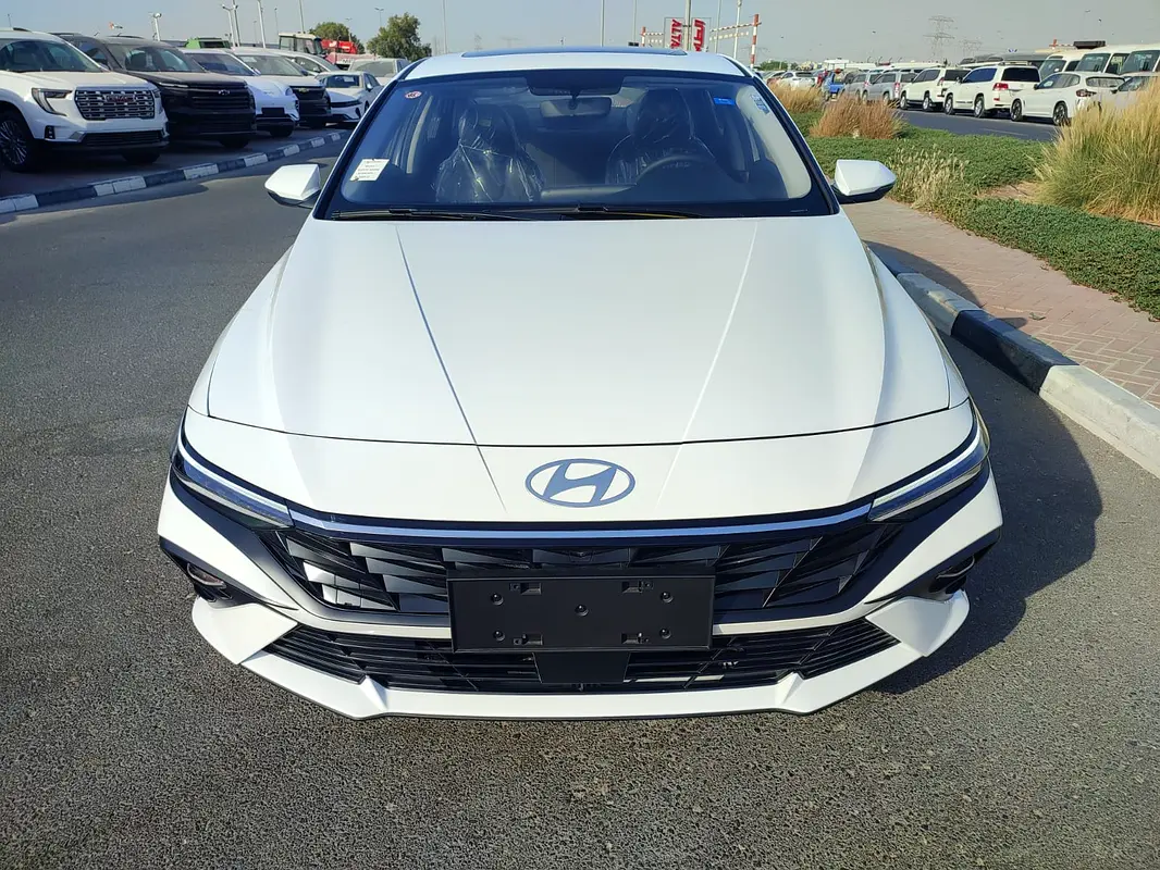 Hyundai Elantra 2025 — photo 1 of 5