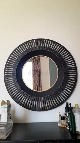 Round Decorative Wall Mirror with Radiating Frame (Pan Emirates)