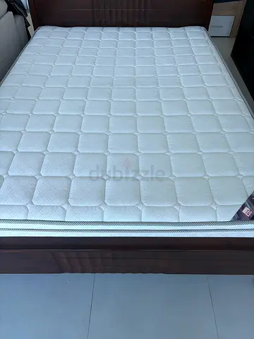 Queen-size (150cmx200cm) mattress in excellent condition