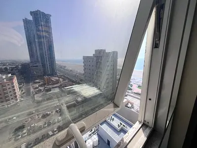 فرصة سكن راقٍ على كورنيش عجمان إذا كنت تبحث عن شقة أول ساكن بموقع استثنائي وإطلالة بحرية حقيقية، فهذه فرصة مميزة. غرفة وصالة داخل برج جديد على أول صف