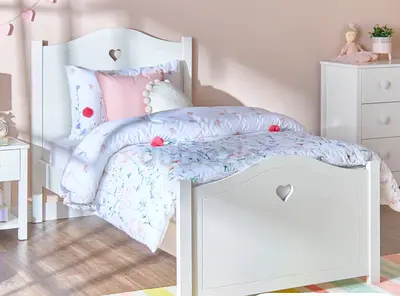White Wooden Toddler Bed with Heart Cutout - Good Condition. 🛏️ Bed Frame + Mattress for Sale