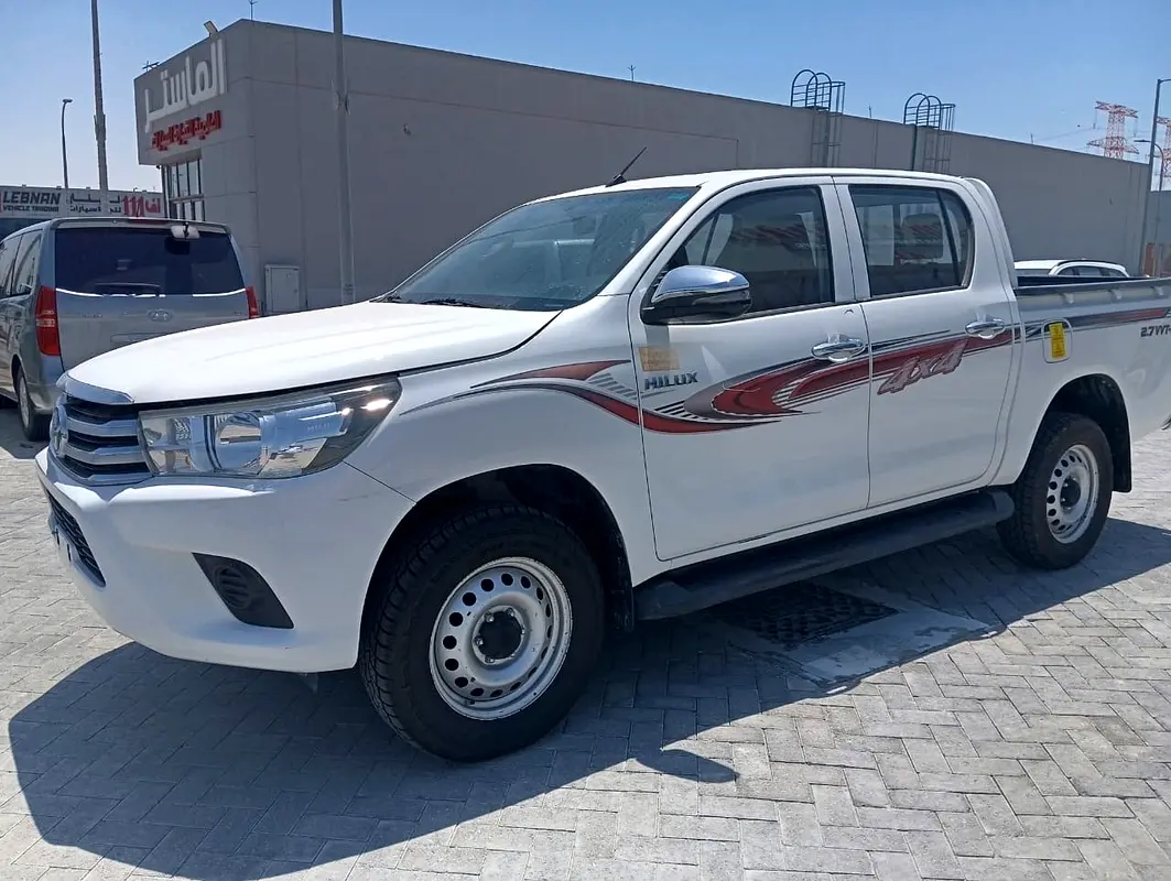 Toyota Hilux 2021 — photo 1 of 6