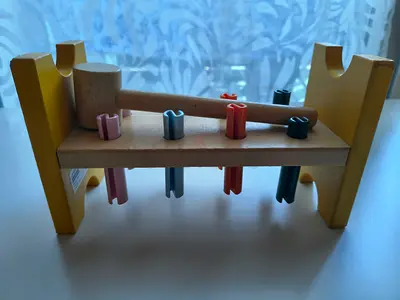 Toy hammering block