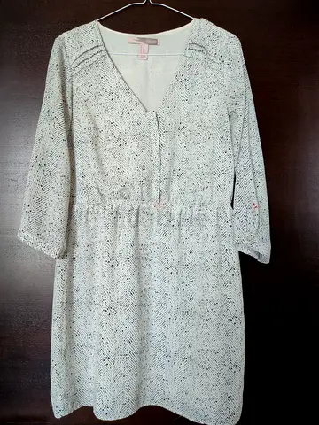 Lightweight mid-sleeve knit dress, size XS-S - white with speckled black dot pattern