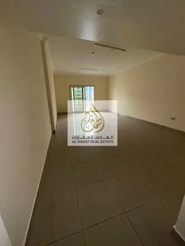 متاح الآن لفترة محدودة في الشارقة – القاسمية الند | شقة 3 غرف وصالة مع بلكونة وغرفة خادمة ماستر وغرفة نوم ماستر وخزائن بالحائط | باركن مجاني | تاور عا