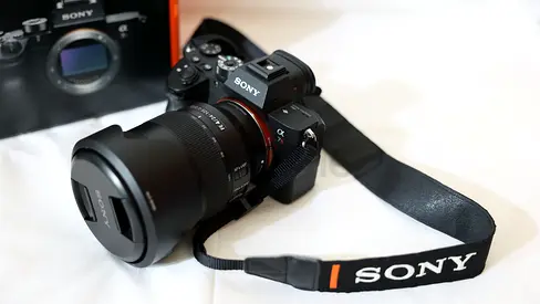 Sony Alpha 7R IV Mirrorless Camera with 24-105mm Lens