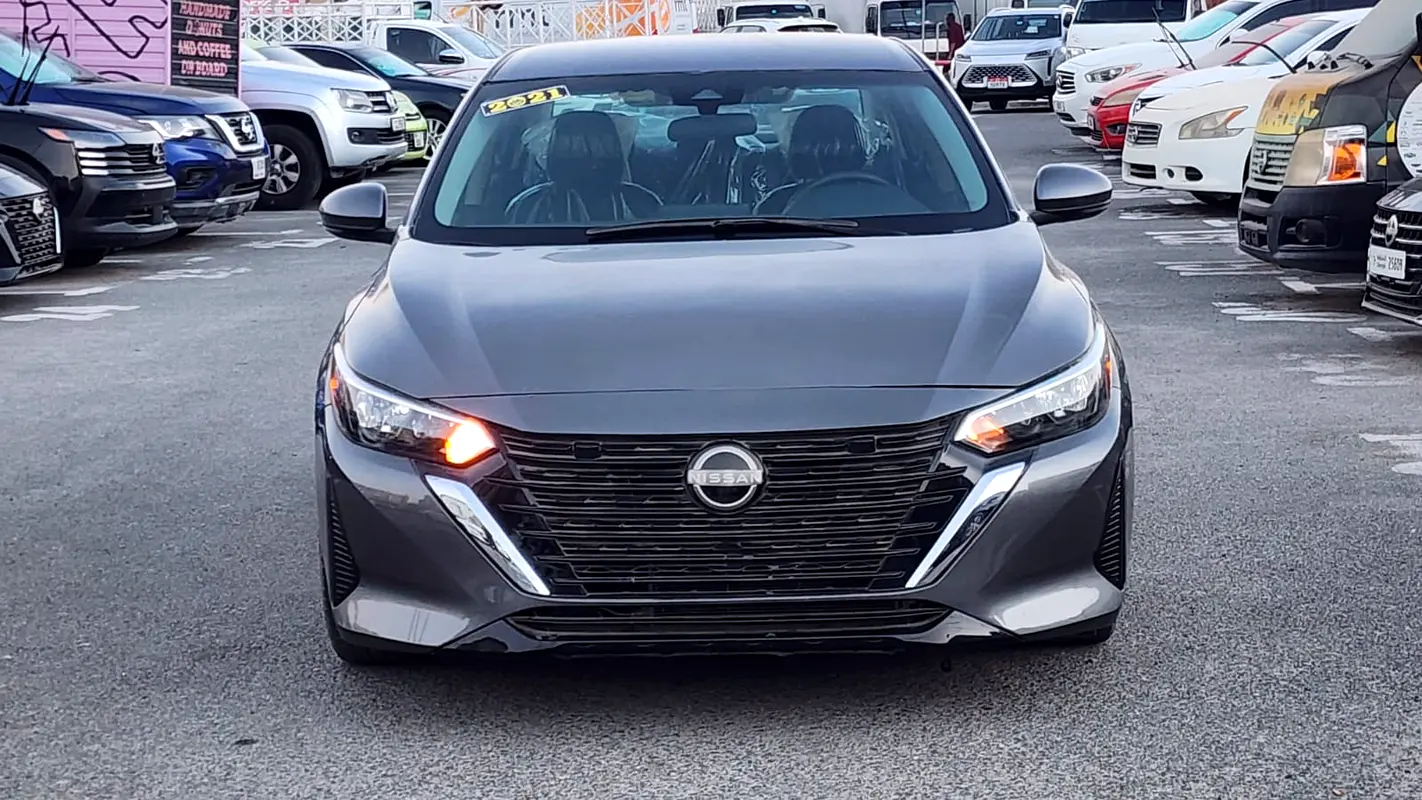 Nissan Sentra 2021 — photo 1 of 10