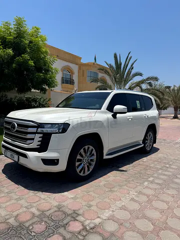 Toyota Land Cruiser 2025 GXR V6 4.0 original  paint under warranty ALFUTTAIM service done ALFUTTAIM