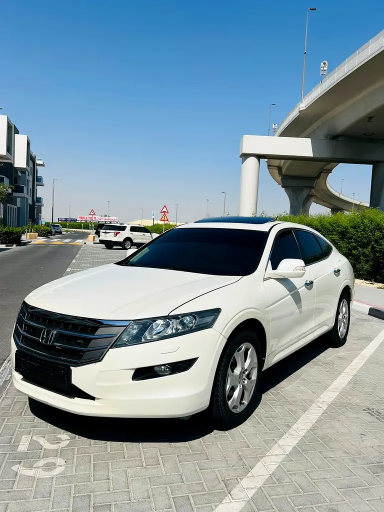 Honda Crosstour 2011 — photo 1 of 17