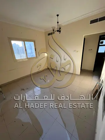 شقة غرفة وصالة للإيجار السنوي في النباعة الشارقة | مساحة واسعة وتشطيب ممتاز | تكييف مركزي | موقع حيوي قريب من الطريق العام | جميع الخدمات متوفرة | منا