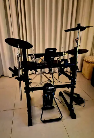 Roland Electronic V-Drum Set with Roland package pedal throne and sticks