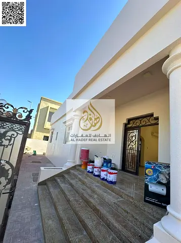 فيلا للإيجار السنوي في الحميدية عجمان مكونة من 4 غرف وصالة بمساحة كبيرة جداً مع غرف ماستر وباركنج وموقع مميز قرب الخدمات