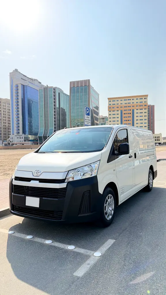 Toyota Hiace 2022 — photo 1 of 20