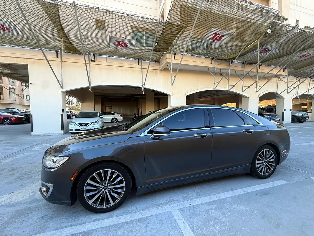 Lincoln MKZ 2019 — photo 1 of 13
