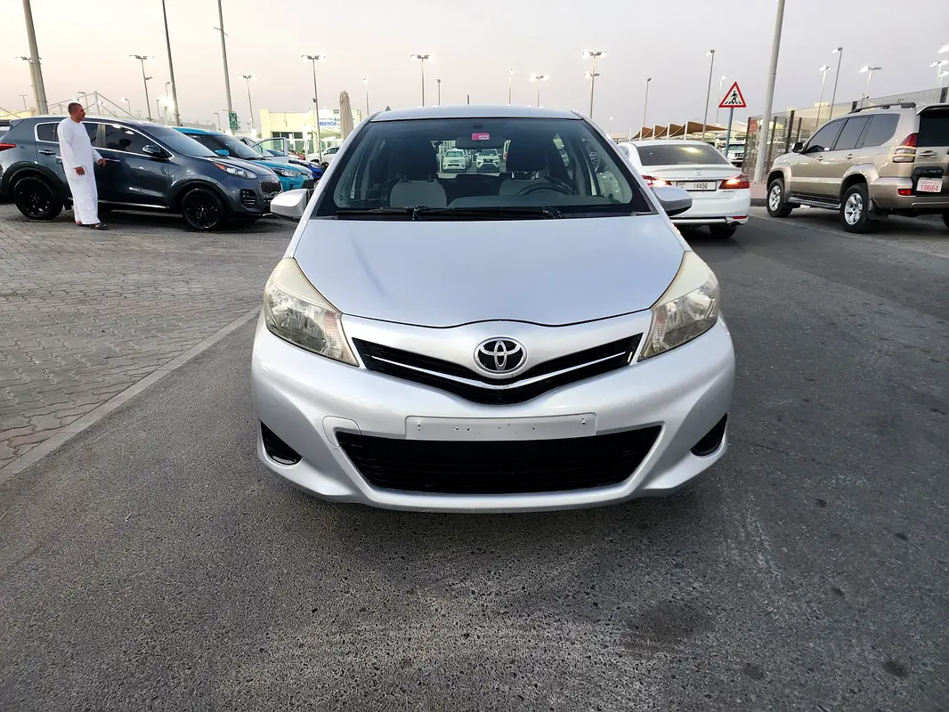 Toyota Yaris 2013 — photo 1 of 9