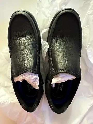 Clarks Genuine Leather Slip-On Shoes – Excellent Condition 	•	Original Clarks shoes 	•	Genuine leath