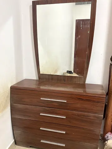 Modern Wooden Dresser with Mirror and 4 Drawers