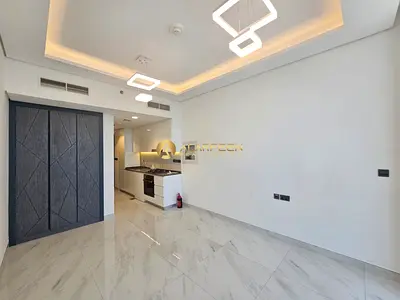 Elegant Studio | Fitted Kitchen | Unfurnished