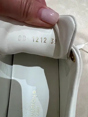 White Louis Vuitton sneakers (pre-owned) — size 39