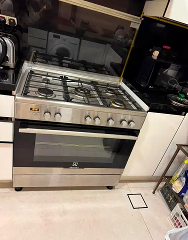 Electrolx 90cm 5-burner range cooker with gas burner and electric oven