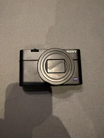Sony Cyber-shot Rx100 Mark 7 Point and Shoot Camera with ZEISS Lens