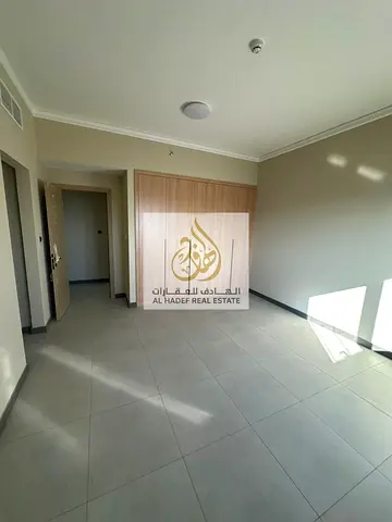 شقه ثلاث غرف وصاله وغرفه خادمه ومكتب وغرفه غسيل وباركن اول ساكن تشطيبات سوبر ديلوكس