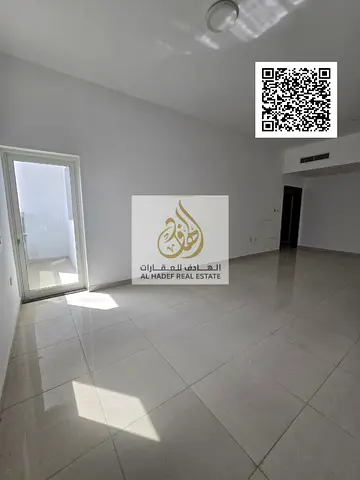 شقة للإيجار السنوي في عجمان – الجرف 2 | 3 غرف وصالة + غرفة خادمة بمساحات كبيرة جداً  فرصة مميزة للسكن في منطقة الجرف 2، شقة واسعة جداً بتصميم فاخر ومن