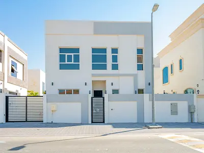 Spacious 5-Bedroom Villa | Prime Location | Easy Access to Dubai