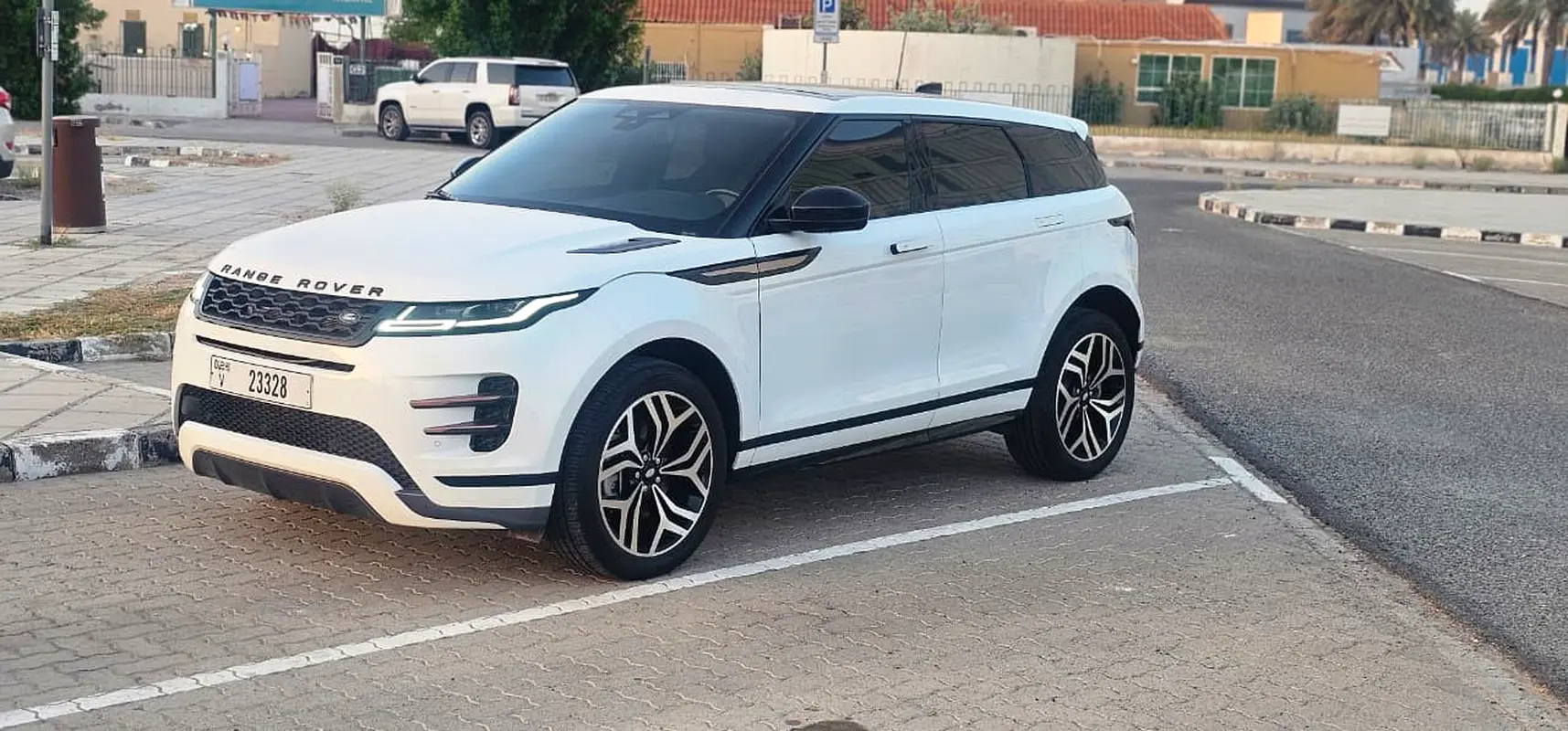 Land Rover Range Rover Evoque 2022 — photo 1 of 10
