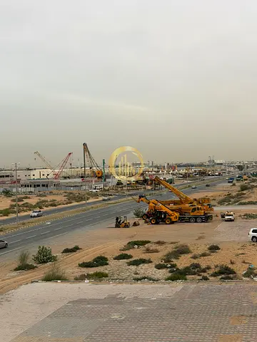 للبيع ارض صناعيه الحنو الصجعه الصناعيه شارع 97 العام مساحه الارض 41,200 قدم موقع ممتاز شارع بيع المعدات الثقيله تملك حر للعرب و 99 سنه للجنسيات الاجنب