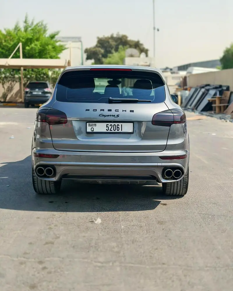 Porsche Cayenne 2016 — photo 1 of 8