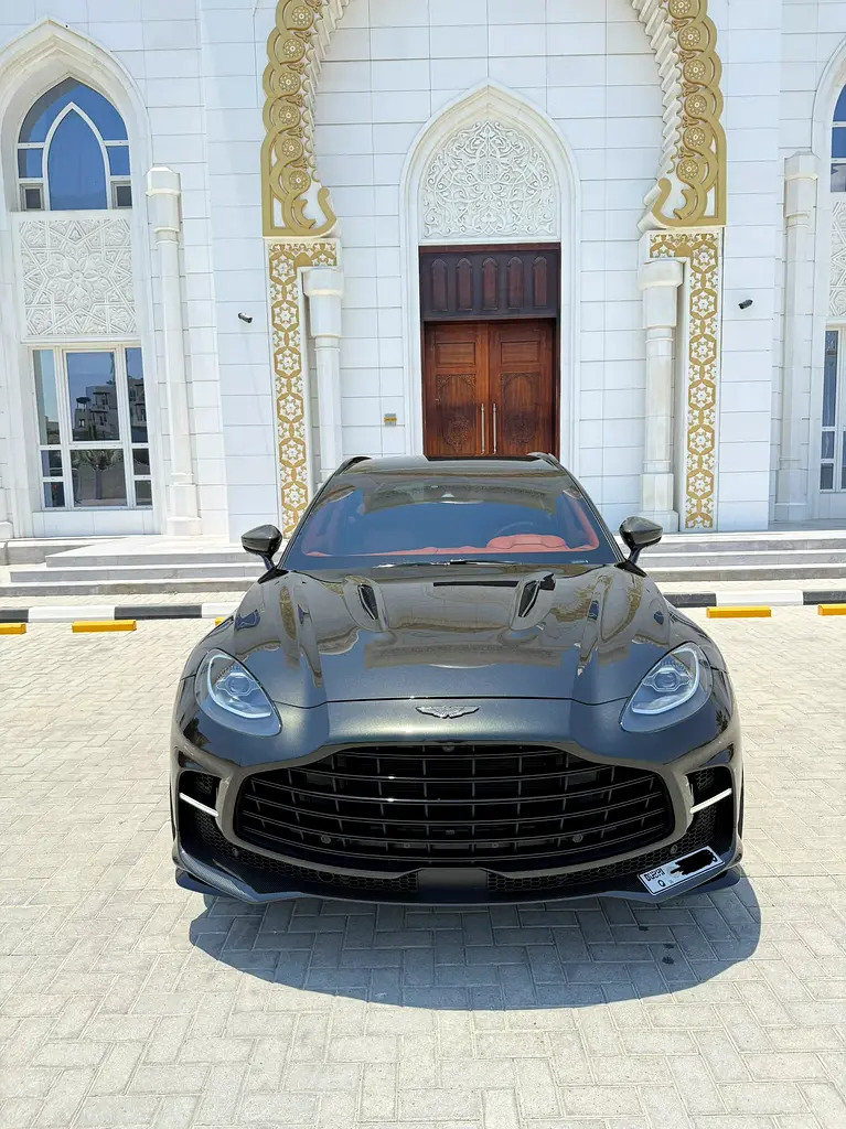 Aston Martin DBX 2023 — photo 1 of 20
