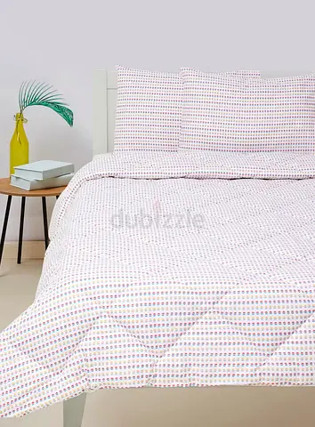 Lightweight Queen Bed Comforter Set with Matching Pillowcases